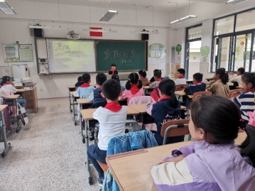 许多人在餐厅里&#xA;&#xA;中度可信度描述已自动生成