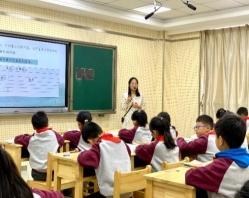 一群小孩在桌子边&#xA;&#xA;中度可信度描述已自动生成