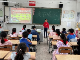 一群小孩坐在桌子前&#xA;&#xA;中度可信度描述已自动生成