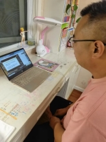 戴着耳机的人&#xA;&#xA;中度可信度描述已自动生成