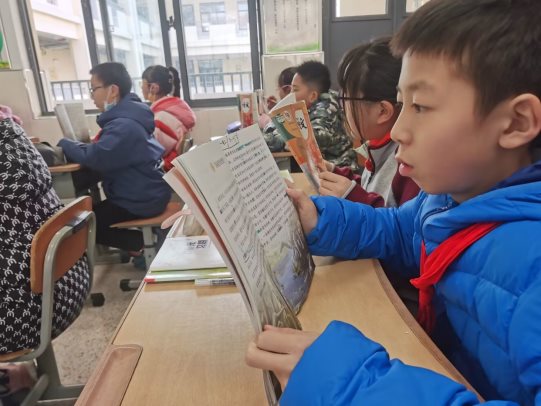 小孩们在桌子边&#xA;&#xA;低可信度描述已自动生成