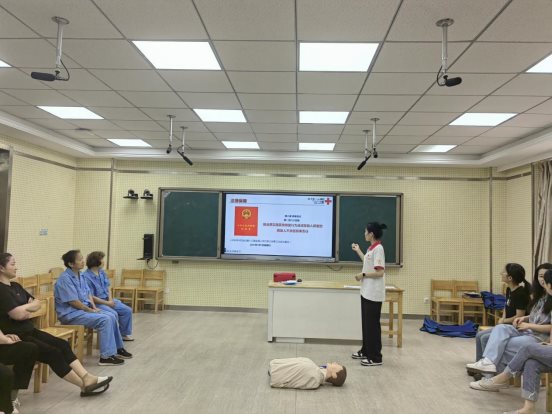 南京晓庄学院实验小学开展红十字（CPR+AED）救护员培训活动1