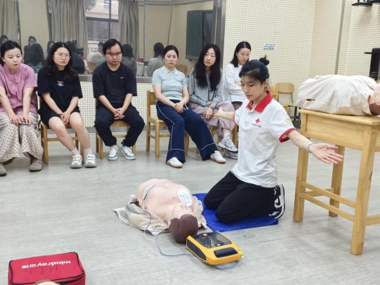 南京晓庄学院实验小学开展红十字（CPR+AED）救护员培训活动4