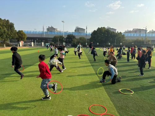 一群小孩在草地上踢球

AI 生成的内容可能不正确。
