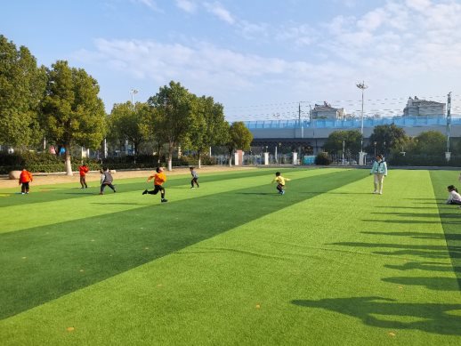 人们在草地上玩球

AI 生成的内容可能不正确。